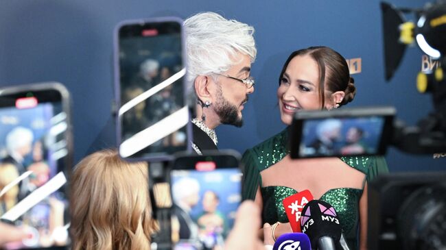 Певцы Филипп Киркоров и Ольга Бузова во время фотосессии на гала-ужине Российской национальной музыкальной премии Виктория-2026 в Москве