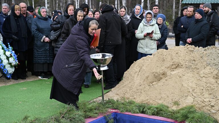 Похороны военного корреспондента РИА Новости Ивана Зуева на Червишевском кладбище в Тюмени Похороны военного корреспондента РИА Новости Ивана Зуева на Червишевском кладбище в Тюмени