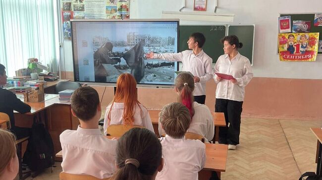 Мероприятие в МБОУ СОШ №91 с использованием модуля комплексной мобильной экспозиции Освобождение. 1943-1945 гг. Мероприятие в МБОУ СОШ №91 с использованием модуля комплексной мобильной экспозиции Освобождение. 1943-1945 гг.