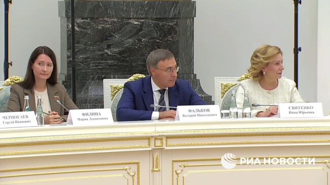 Путин: Отцовство и материнство - это счастье, и это не нужно откладывать на потом