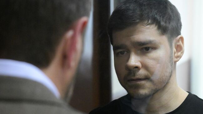 Обвиняемый в мошенничестве блогер и бизнес-тренер Аяз Шабутдинов на заседании суда в Пресненском районном суде Москвы