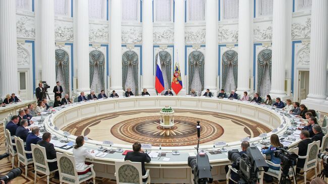 Президент РФ Владимир Путин на заседании Совета при президенте РФ по реализации государственной демографической и семейной политики. 23 октября 2025 Президент РФ Владимир Путин на заседании Совета при президенте РФ по реализации государственной демографической и семейной политики. 23 октября 2025