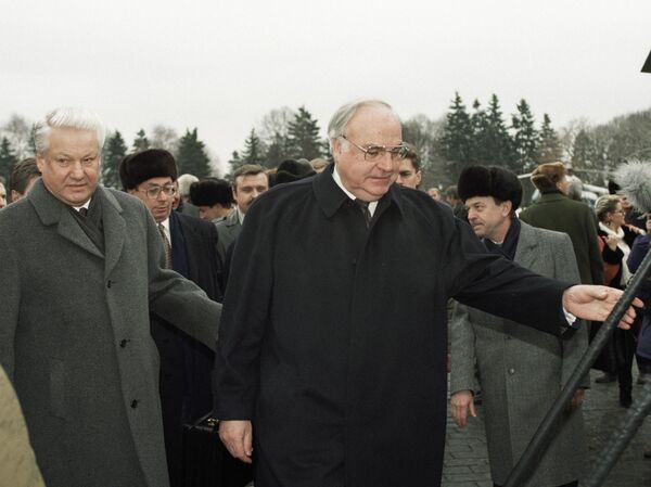 Президент России Борис Ельцин и канцлер ФРГ Гельмут Коль отбывают на вертолете в подмосковную резиденцию в Завидово, 1992 год 