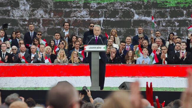 Премьер-министр Венгрии Виктор Орбан выступает перед участниками Марша мира в Будапеште. 23 октября 2025