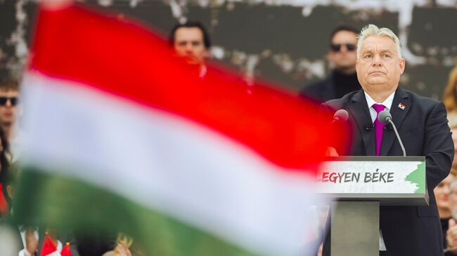 Премьер-министр Венгрии Виктор Орбан выступает перед участниками Марша мира в Будапеште. 23 октября 2025