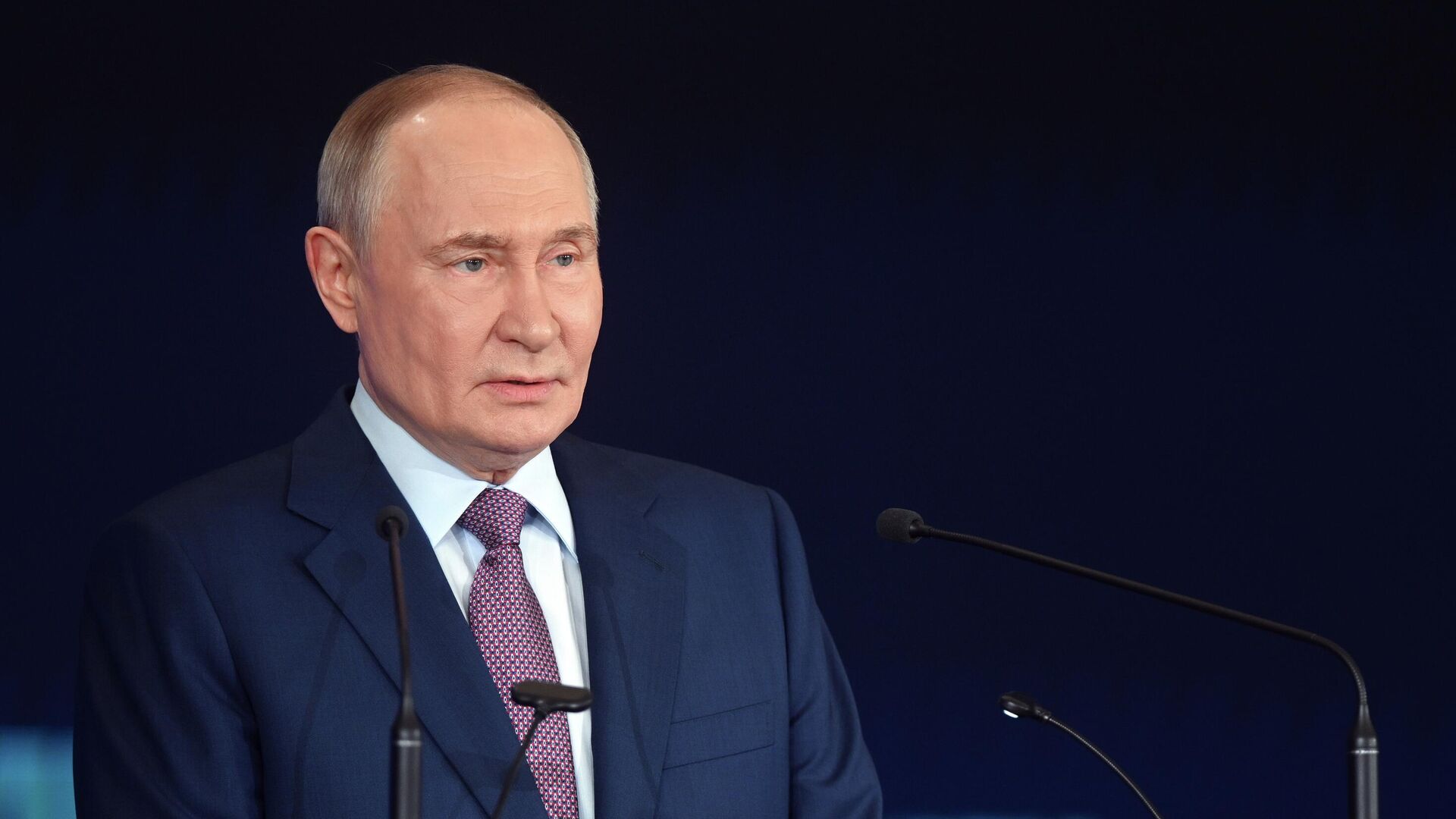 Президент РФ Владимир Путин на XVII cъезде Русского географического общества в Москве. 23 октября 2025 - РИА Новости, 1920, 23.10.2025