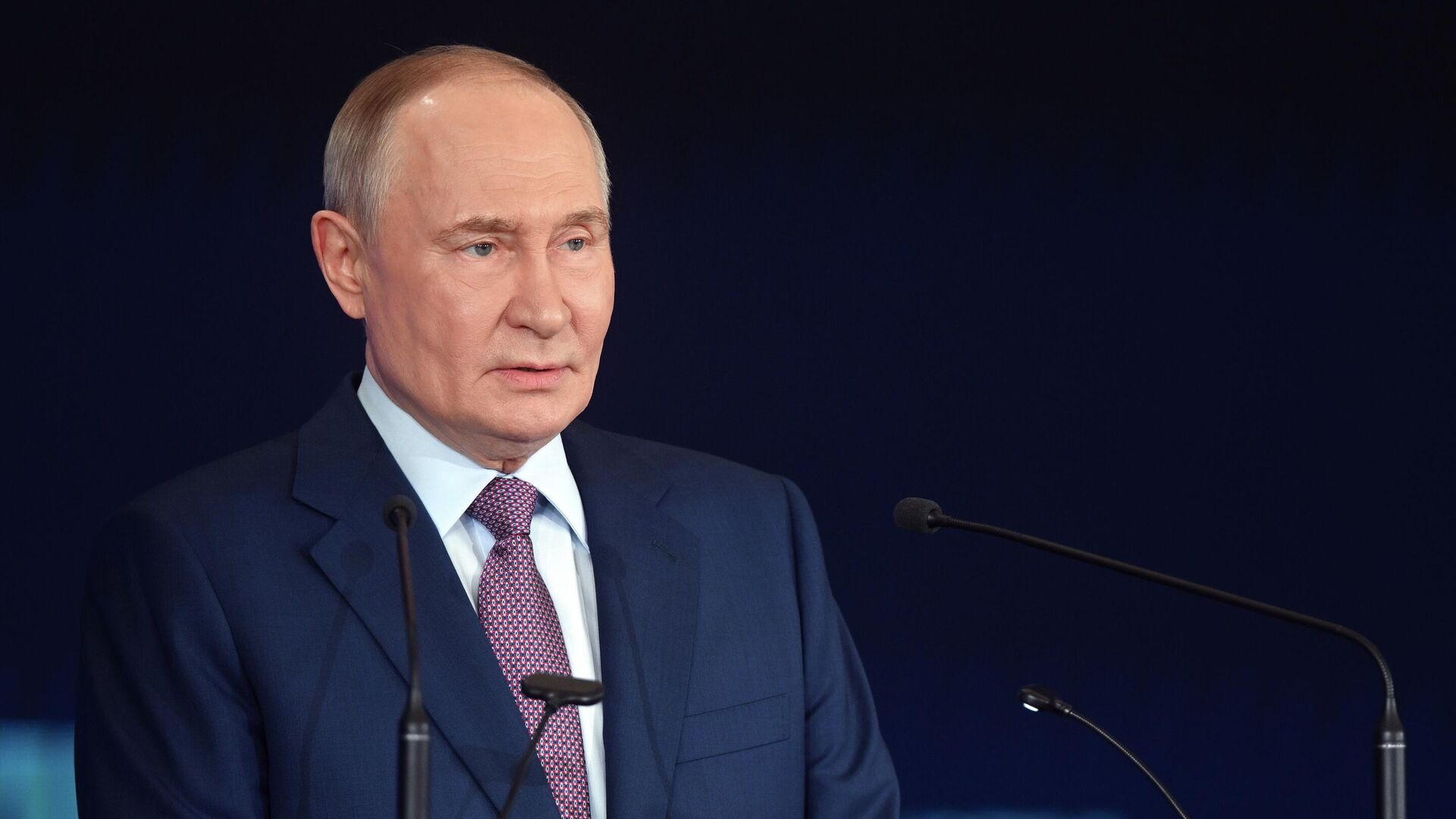 Президент РФ Владимир Путин на XVII cъезде Русского географического общества в Москве - РИА Новости, 1920, 23.10.2025