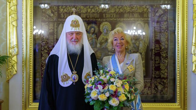 Патриарх Московский и всея Руси Кирилл наградил швейцарского мецената Любовь Манц-Лурье