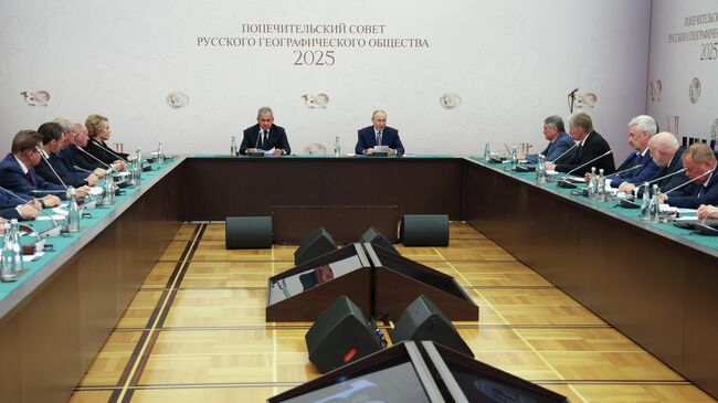Президент РФ Владимир Путин и секретарь Совета безопасности РФ, президент Русского географического общества Сергей Шойгу на заседании попечительского совета Русского географического общества в Москве. 23 октября 2025