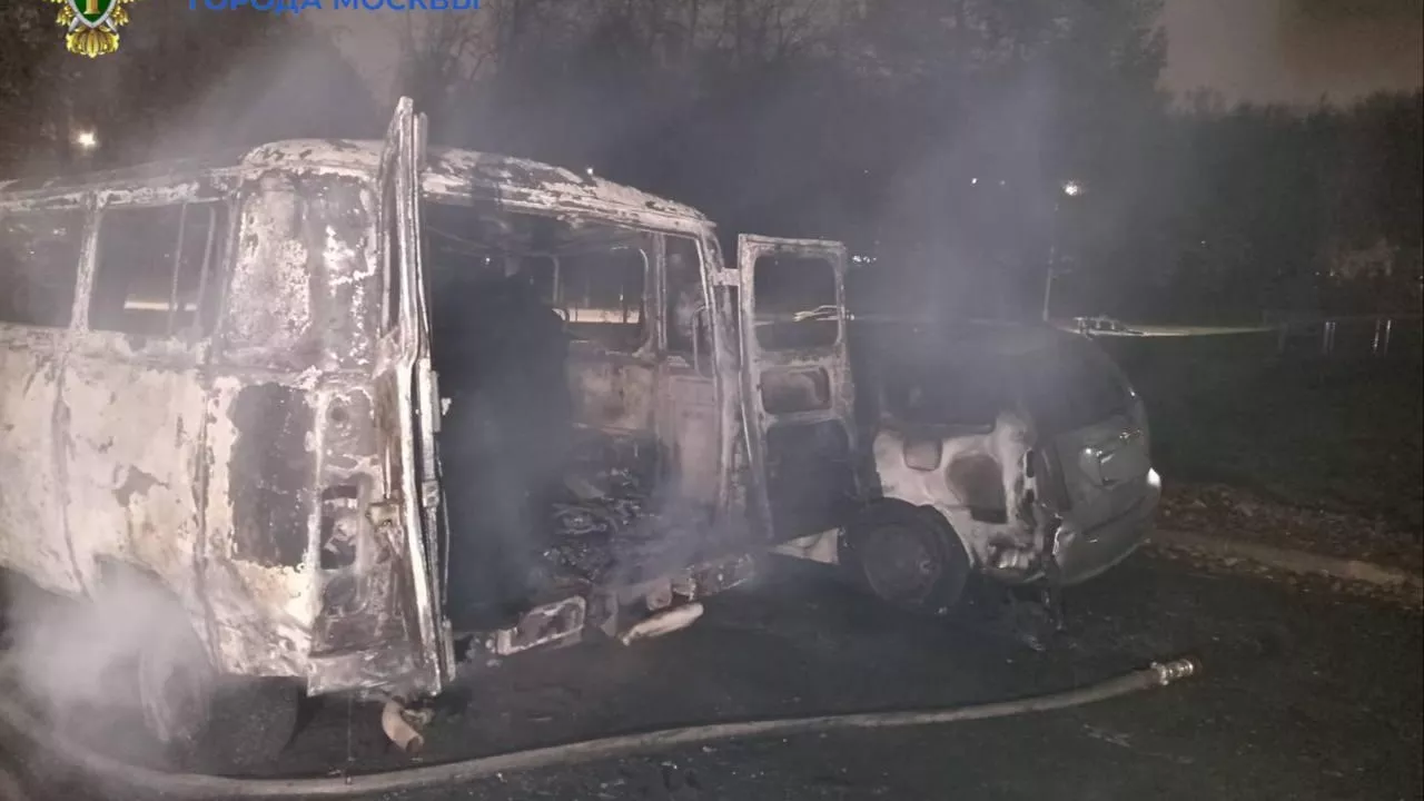 В Москве на стоянке обнаружен сгоревший автомобиль с двумя телами мужчин