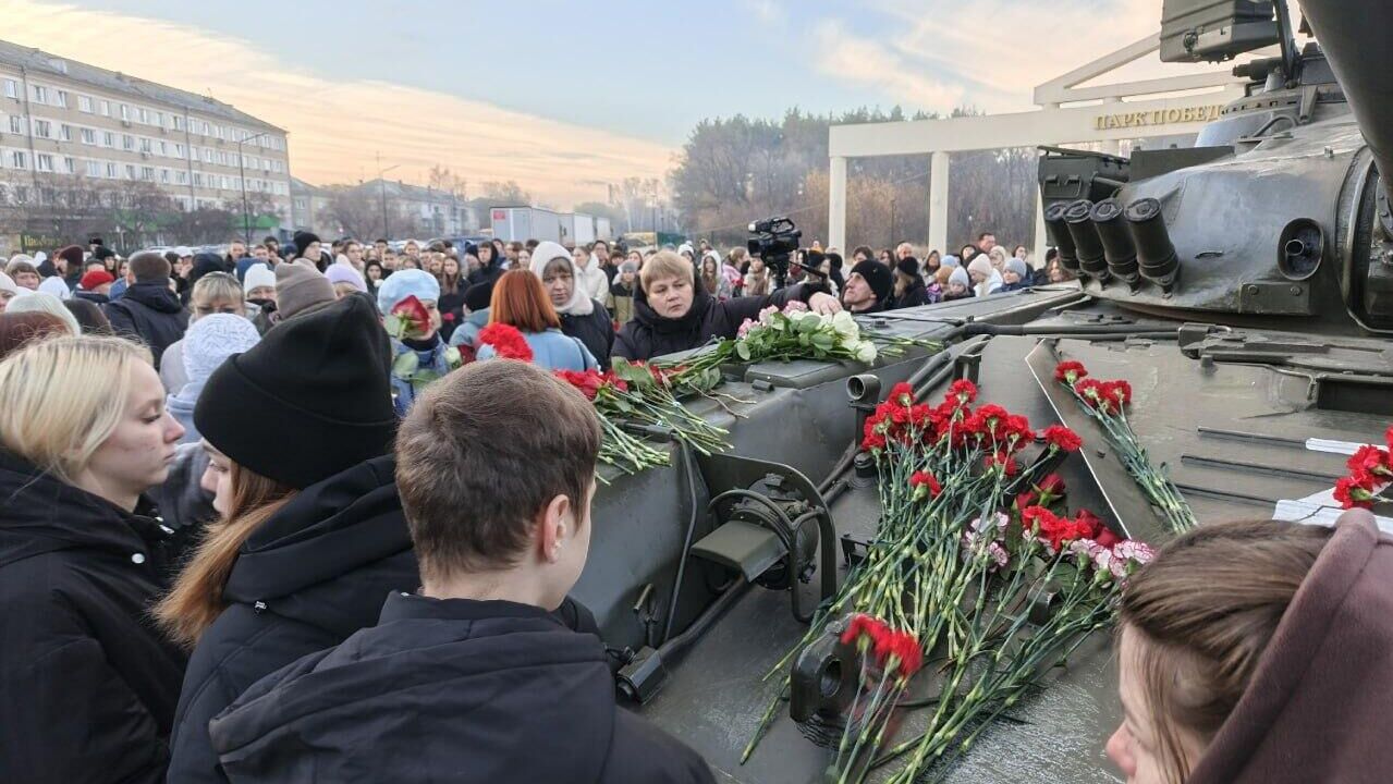 В Копейске возложили цветы в День памяти и скорби в связи с произошедшим взрывом и последующим пожаром на одном из предприятий  - РИА Новости, 1920, 24.10.2025