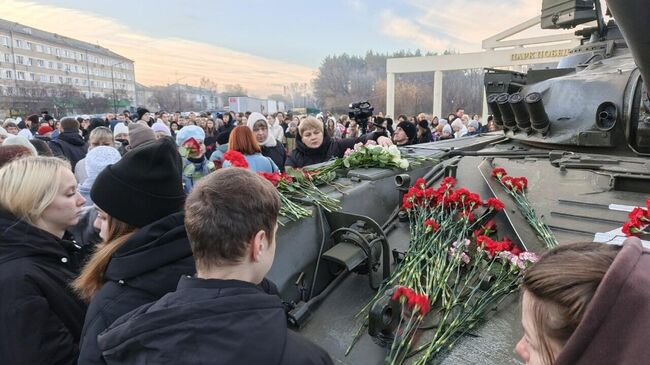 В Копейске возложили цветы в День памяти и скорби в связи с произошедшим взрывом и последующим пожаром на одном из предприятий  В Копейске возложили цветы в День памяти и скорби в связи с произошедшим взрывом и последующим пожаром на одном из предприятий