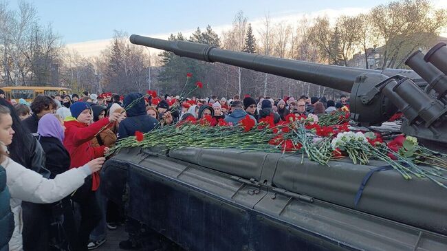 В Копейске возложили цветы в День памяти и скорби в связи с произошедшим взрывом и последующим пожаром на одном из предприятий  В Копейске возложили цветы в День памяти и скорби в связи с произошедшим взрывом и последующим пожаром на одном из предприятий
