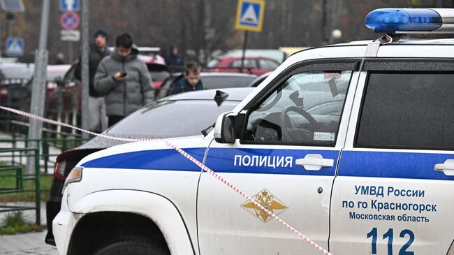 Автомобиль полиции у жилого дома, поврежденного в результате атаки БПЛА со стороны ВСУ в Красногорске