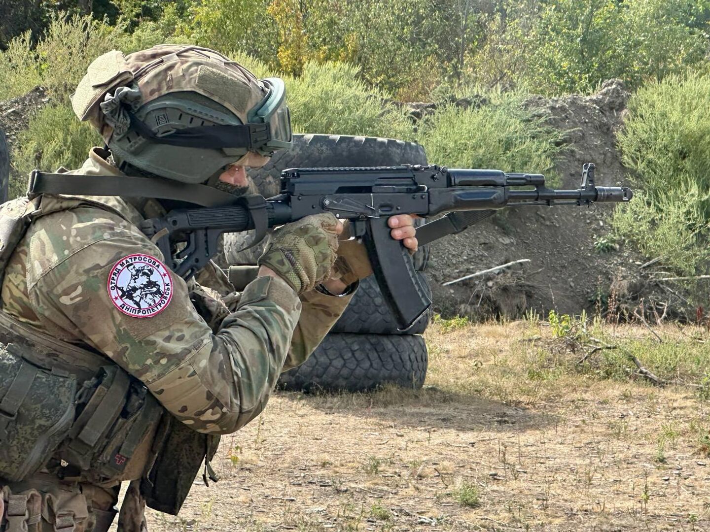 Бойцы отряда имени Александра Матросова тренируются на полигоне Бойцы отряда имени Александра Матросова тренируются на полигоне