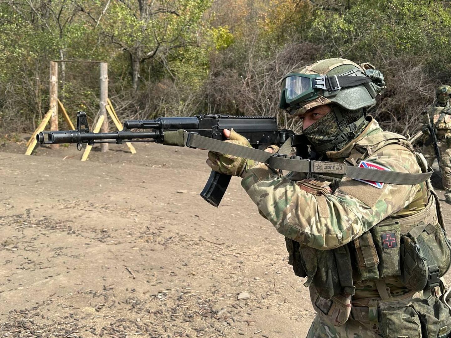 Бойцы отряда имени Александра Матросова тренируются на полигоне Бойцы отряда имени Александра Матросова тренируются на полигоне