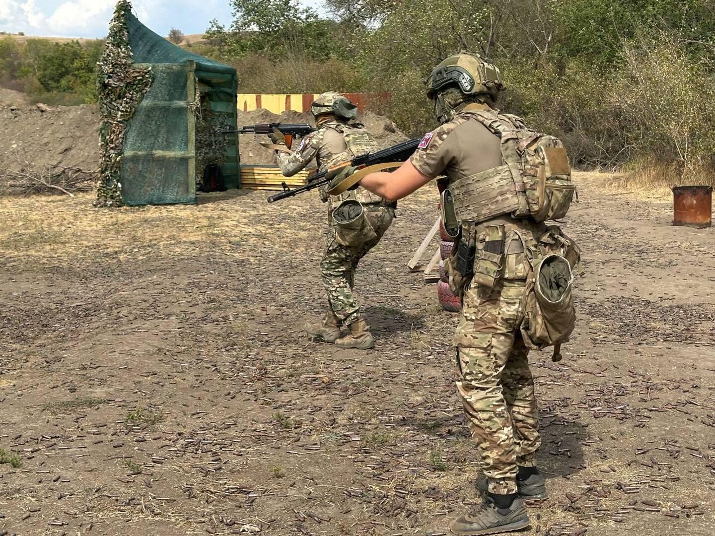 Бойцы отряда имени Александра Матросова тренируются на полигоне Бойцы отряда имени Александра Матросова тренируются на полигоне