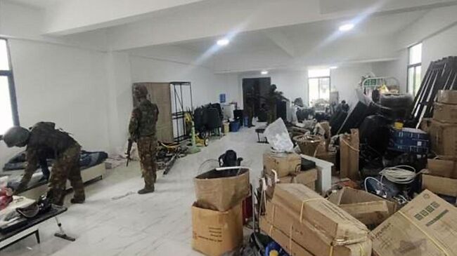 Военные на территории мошеннического колл-центра KK Park в поселке Мьявадди, Мьянма