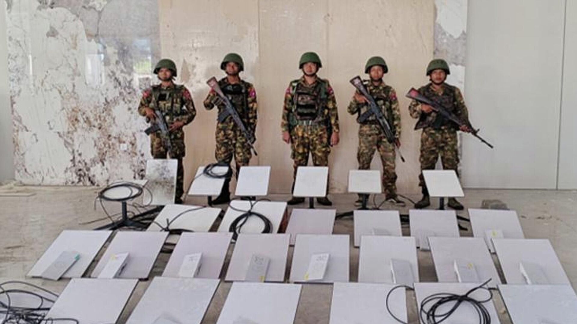 Военные рядом с устройствами Starlink на территории мошеннического колл-центра KK Park в поселке Мьявадди, Мьянма - РИА Новости, 1920, 30.10.2025