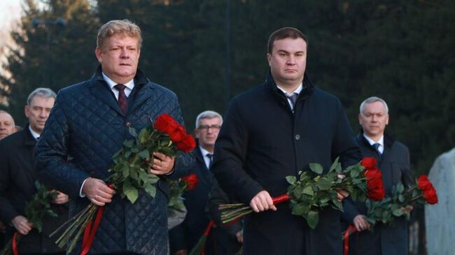 Полпред Анатолий Серышев, губернатор Омской области Виталий Хоценко и главы сибирских территорий почтили память воинов перед началом Большого Совета Сибири в Омске
