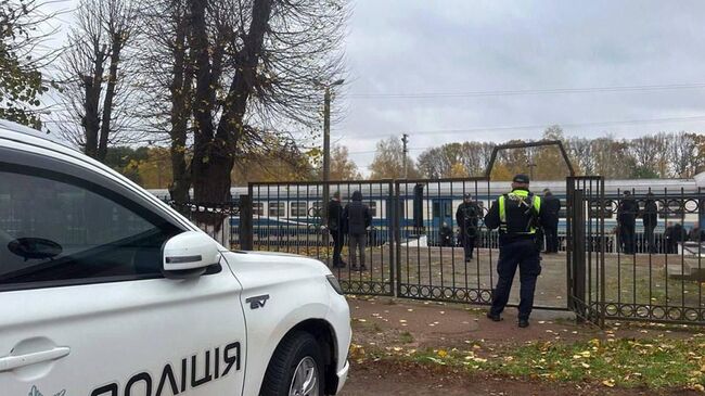 Сотрудники полиции на месте взрыва в поезде в Житомирской области, Украина