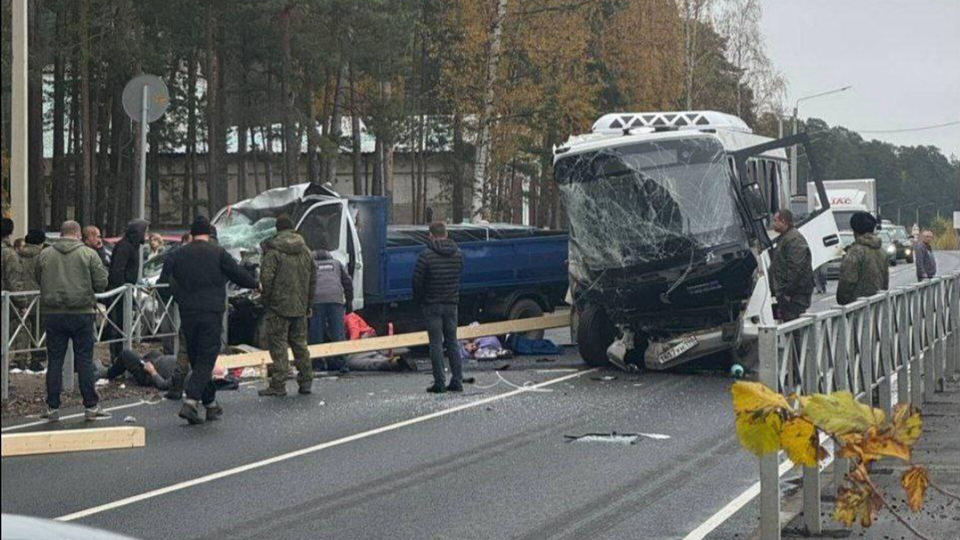 Последствия столкновения автобуса и Газели в Ленобласти - РИА Новости, 1920, 24.10.2025