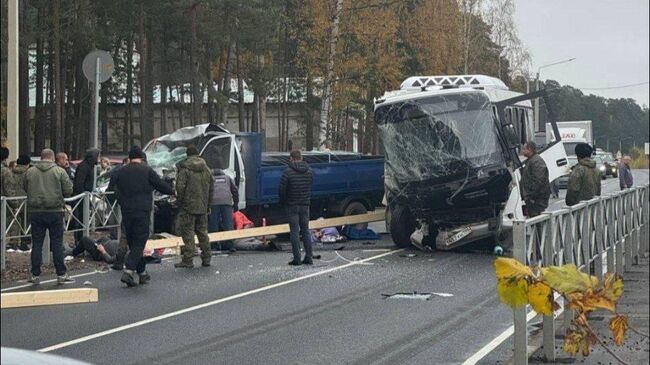Последствия столкновения автобуса и Газели в Ленобласти