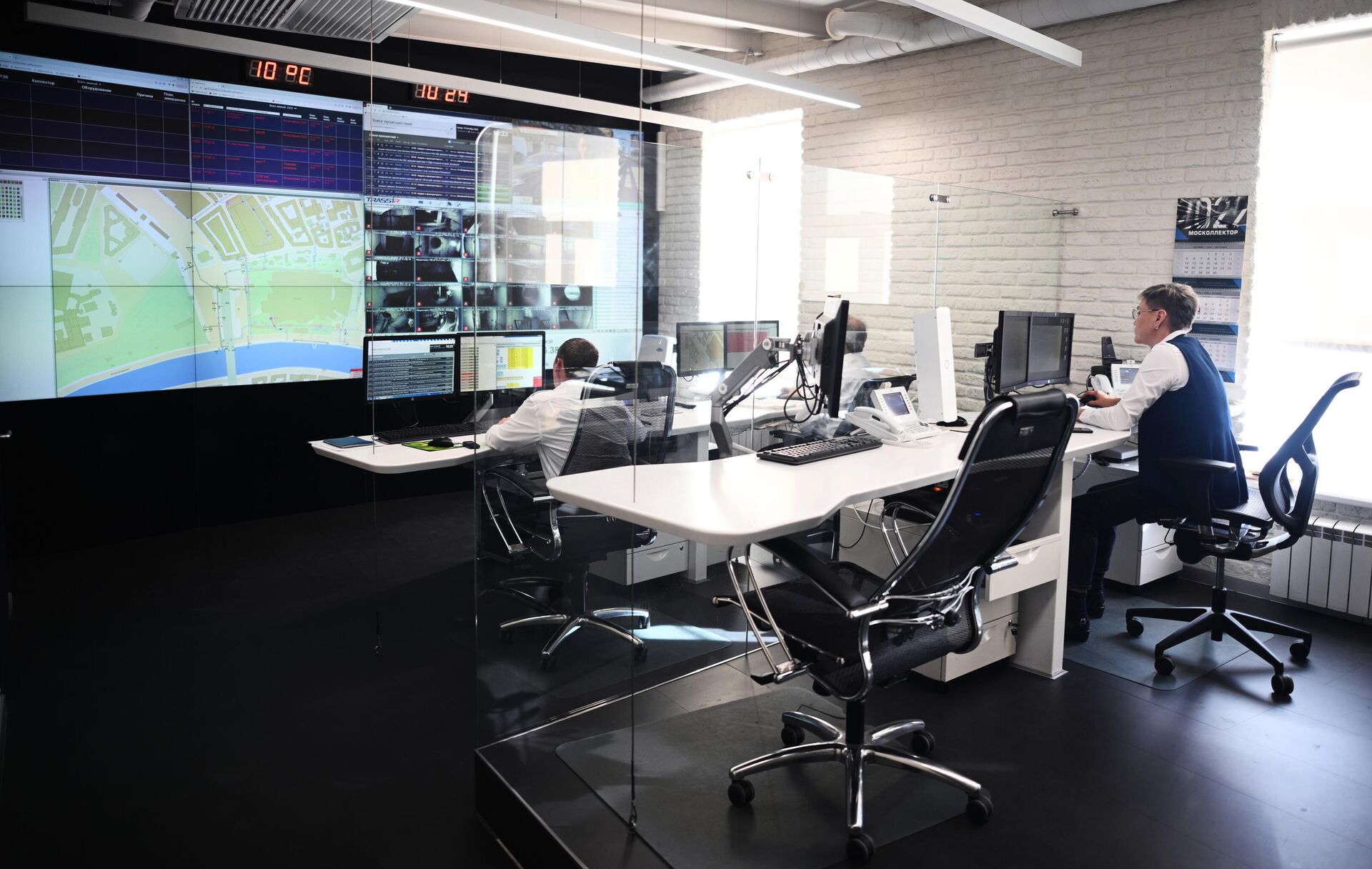 Сотрудники диспетчерской Москоллектора. От работы диспетчерских пунктов зависит надежное и бесперебойное функционирование системы городских коммуникационных коллекторов Сотрудники диспетчерской Москоллектора. От работы диспетчерских пунктов зависит надежное и бесперебойное функционирование системы городских коммуникационных коллекторов - РИА Новости, 1920, 24.10.2025