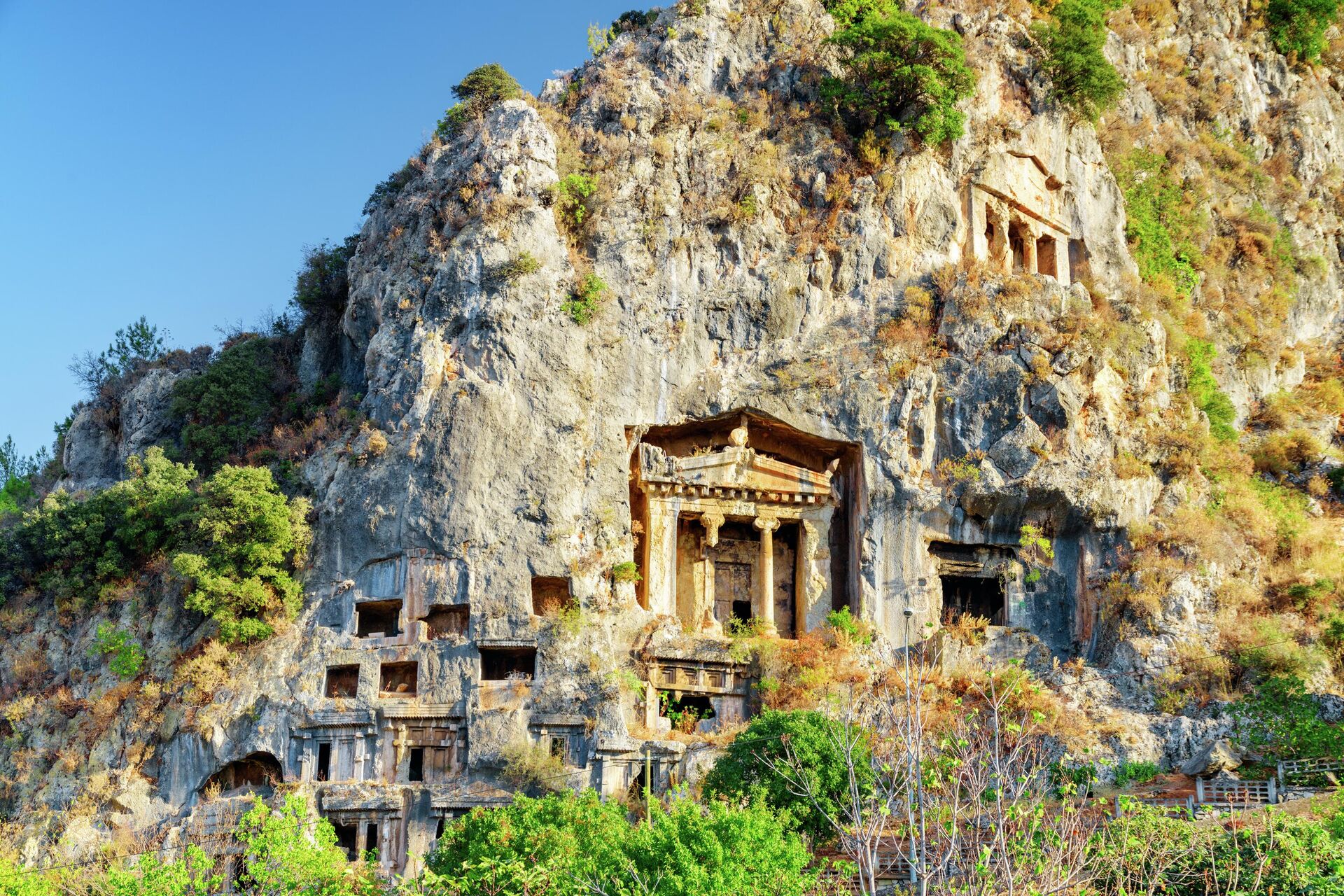 Ликийские захоронения в скалах в окрестностях города-курорта Фетхие на юго-западе Турции в провинции Мугла