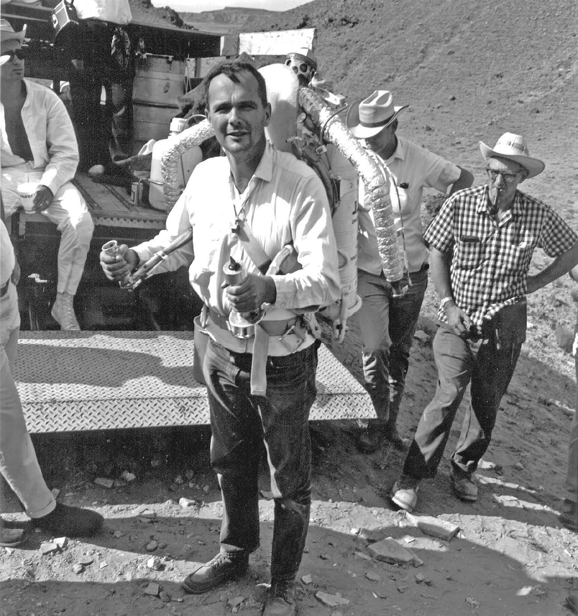 Юджин Шумейкер с реактивным ранцем Юджин Шумейкер с реактивным ранцем - РИА Новости, 1920, 24.10.2025