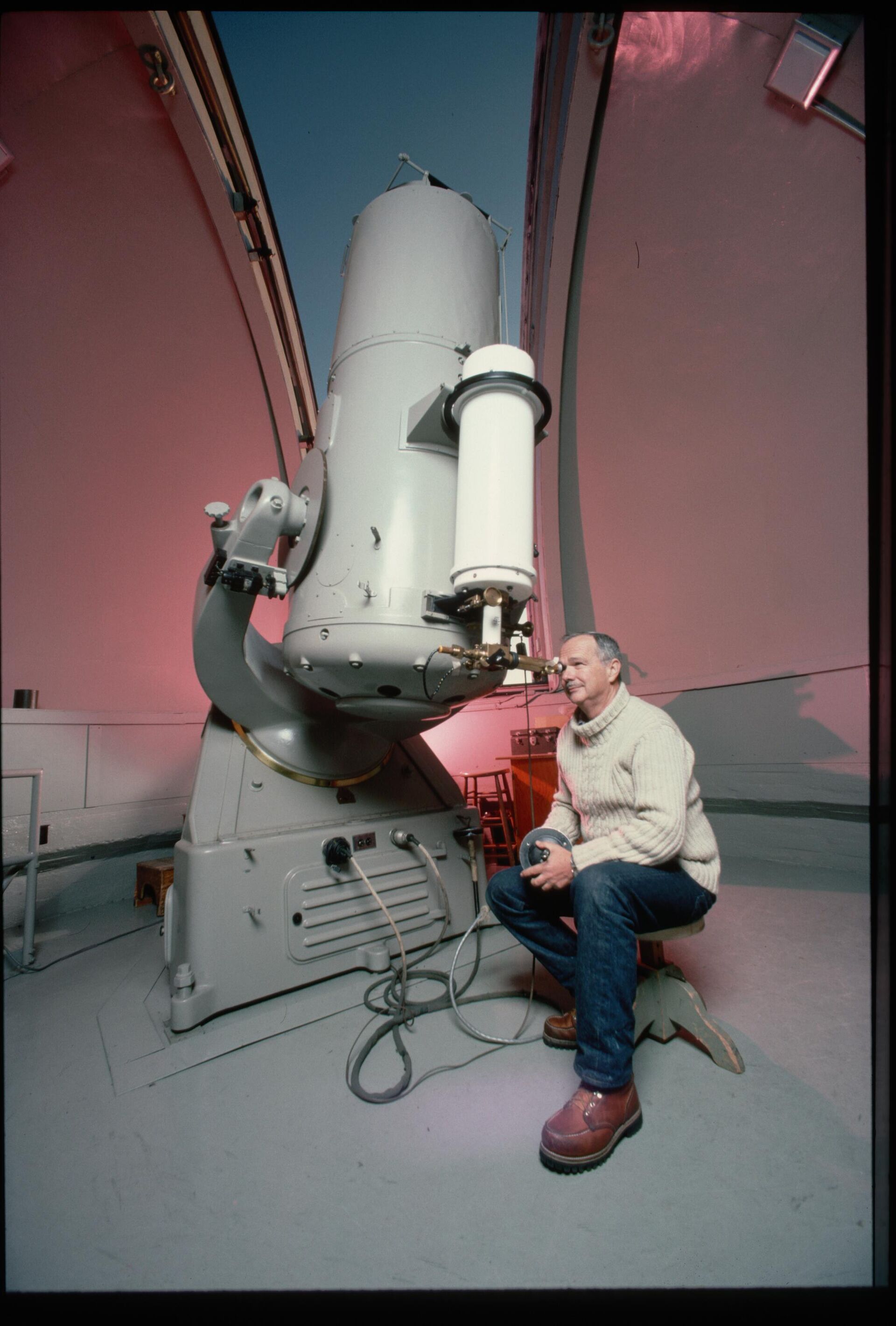 Юджин Шумейкер у телескопа Юджин Шумейкер у телескопа - РИА Новости, 1920, 24.10.2025