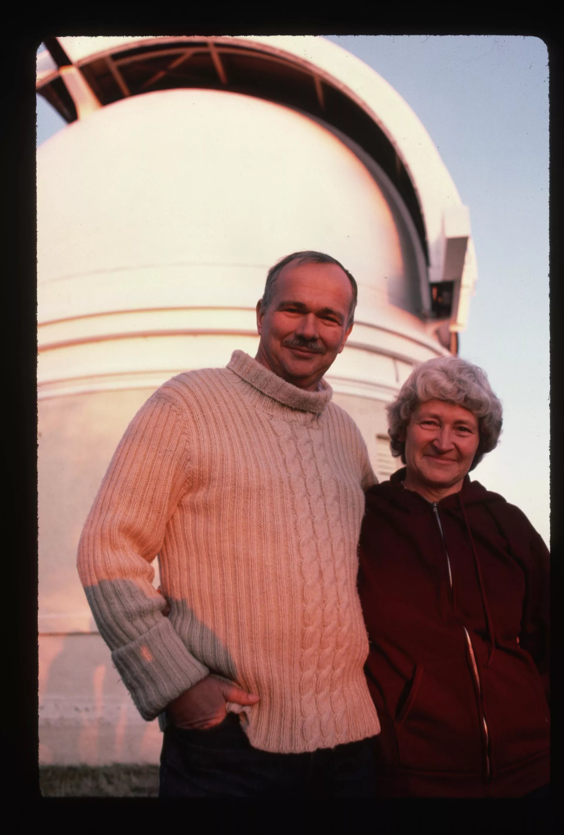 Юджин Шумейкер и его жена Кэролайн возле обсерватории, где Юджин фотографирует небо в поисках метеоров, которые могут столкнуться с Землей - РИА Новости, 1920, 24.10.2025