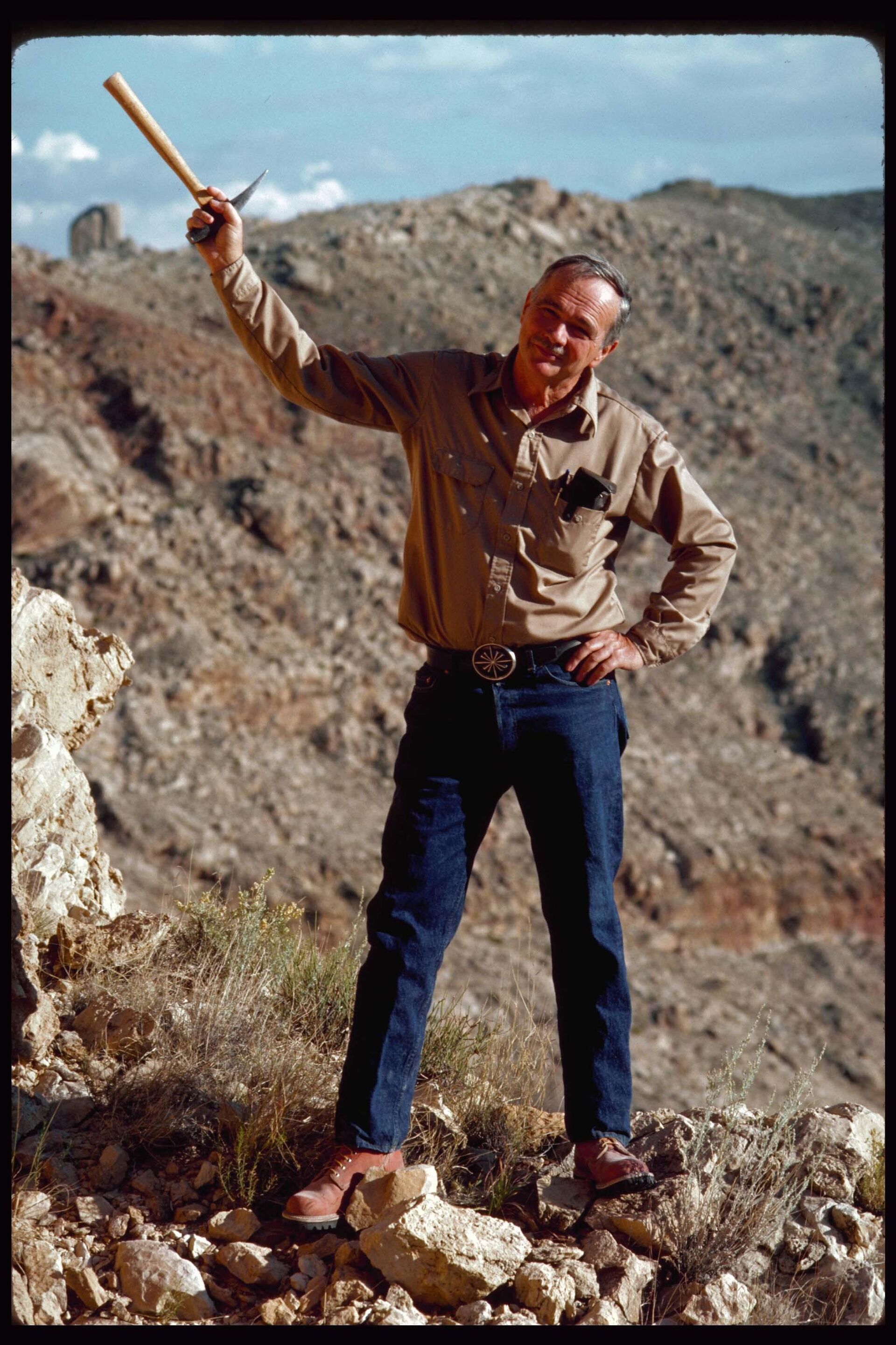 Доктор Юджин Шумейкер стоит у края Метеоритного кратера в Аризоне. Кратер образовался в результате падения метеорита около 50 000 лет назад. Доктор Юджин Шумейкер стоит у края Метеоритного кратера в Аризоне. Кратер образовался в результате падения метеорита около 50 000 лет назад. - РИА Новости, 1920, 24.10.2025