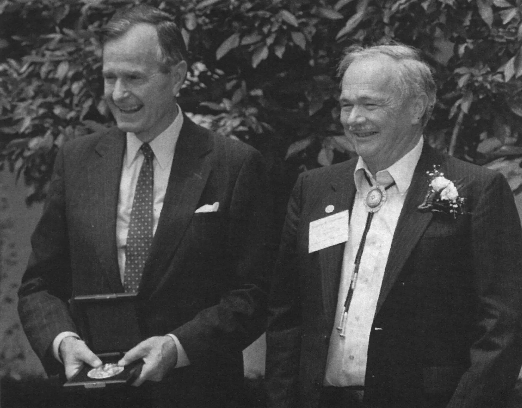 Президент США Джордж Буш-старший вручает Национальную научную медаль Юджину Шумейкеру. 23 июня 1992 года - РИА Новости, 1920, 24.10.2025