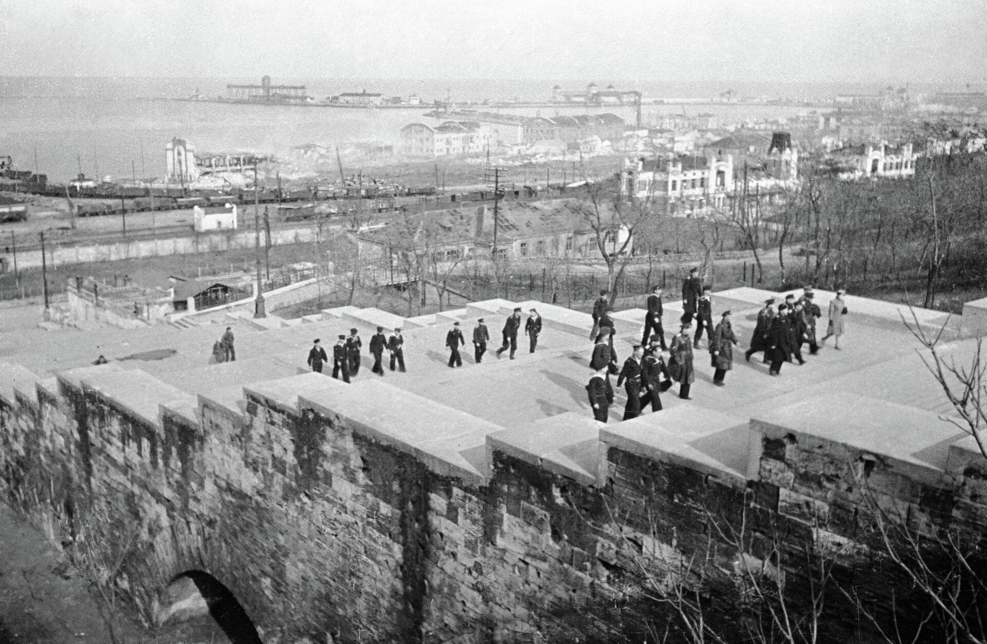 Моряки Черноморского флота, участники боев за освобождение Одессы и жители города на знаменитой Потемкинской лестнице Моряки Черноморского флота, участники боев за освобождение Одессы и жители города на знаменитой Потемкинской лестнице - РИА Новости, 1920, 24.10.2025