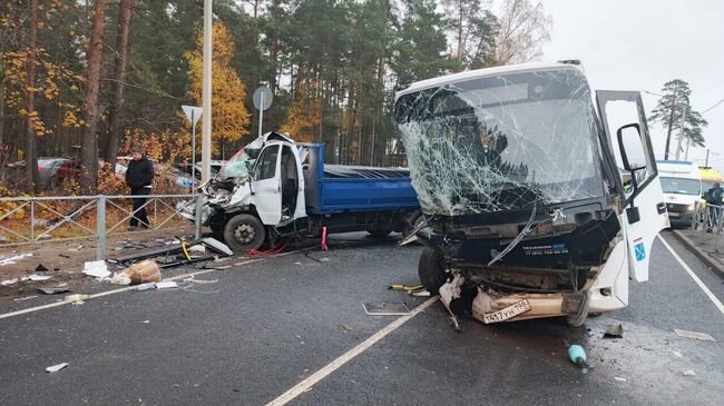 Последствия столкновения автобуса и Газели в Ленобласти