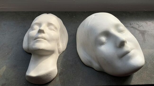 Посмертные маски с лица девушки, выловленной из Сены