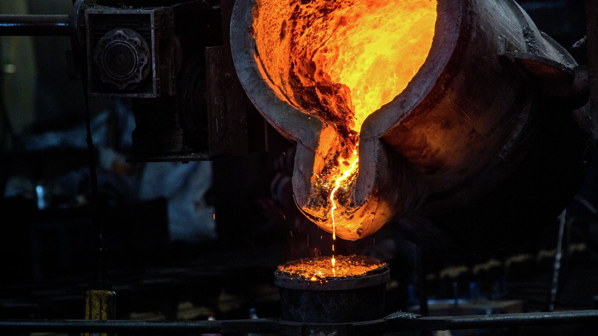 Заливка расплавленного металла  - РИА Новости, 1920, 28.10.2025