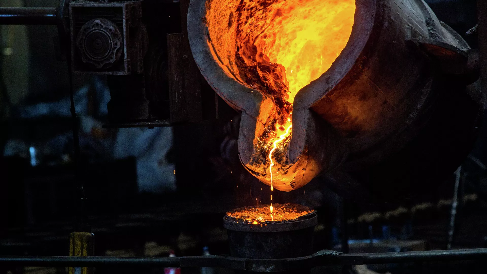 Заливка расплавленного металла