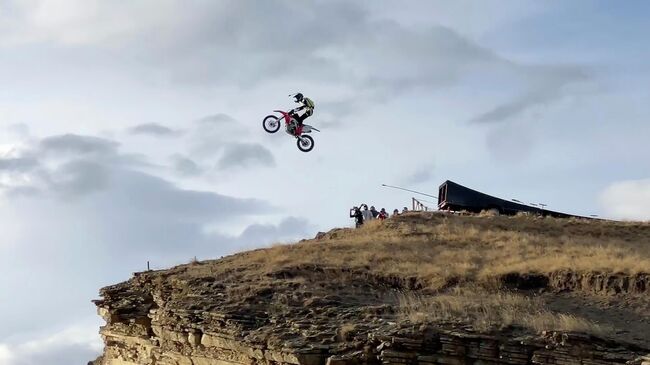 Экстремал Николай Цибулько в Дагестане совершил прыжок в пропасть на мотоцикле с парашютами