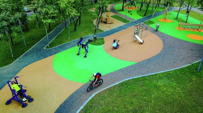 Благоустроенная территория перед храмом Александра Невского в Москве