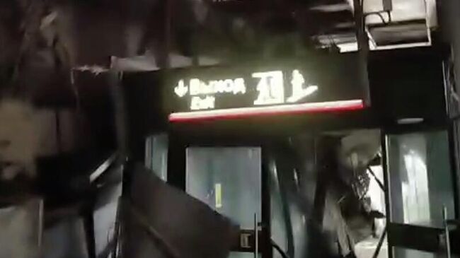 Частичное обрушение конструкции крыши 12-й платформы на Ладожском вокзале в Санкт-Петербурге. Кадр видео из соцсетей