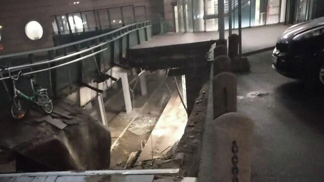 Частичное обрушение конструкции крыши 12-й платформы на Ладожском вокзале в Санкт-Петербурге