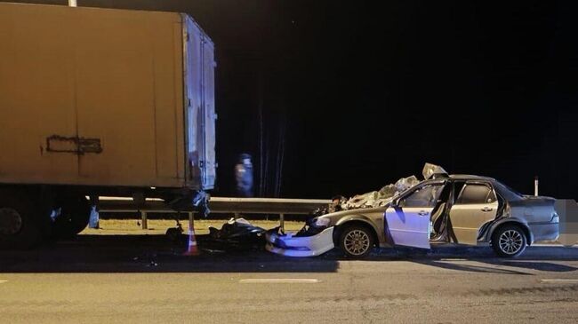 Последствия ДТП с участием автомобиля и стоящего на обочине грузовика под Новосибирском