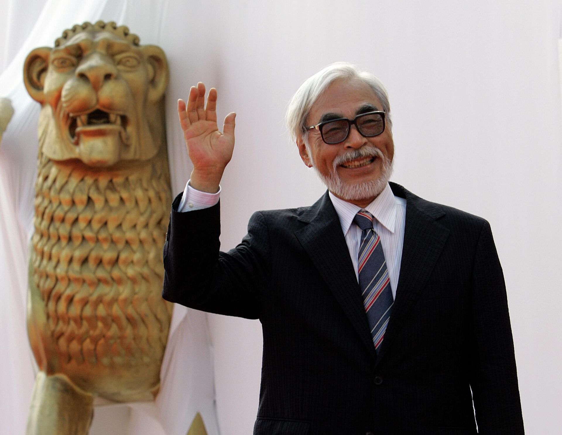 Японский режиссер-аниматор, сценарист, продюсер Хаяо Миядзаки на премьере фильма Рыбка Поньо на утесе Японский режиссер-аниматор, сценарист, продюсер Хаяо Миядзаки на премьере фильма Рыбка Поньо на утесе - РИА Новости, 1920, 25.10.2025