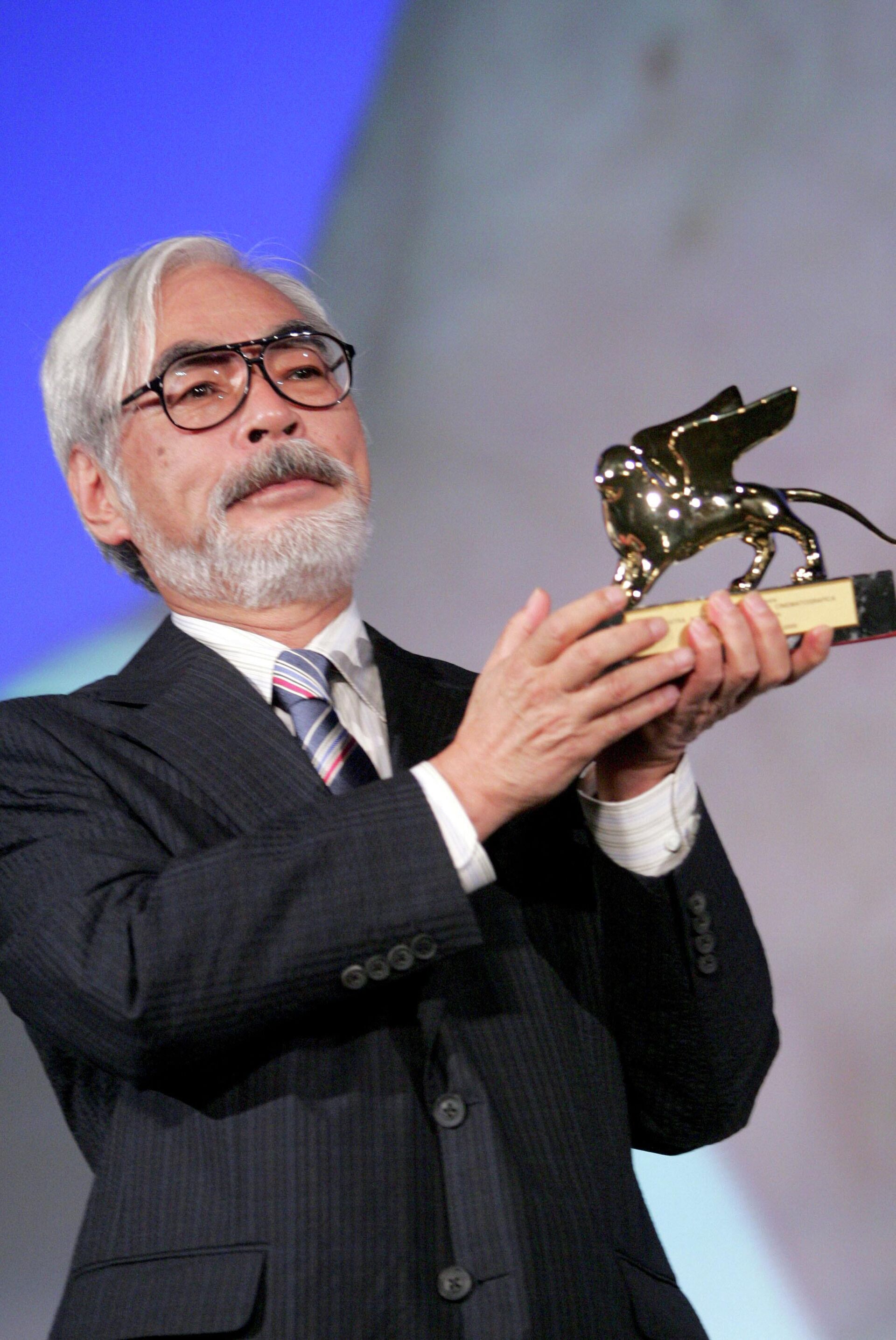 Японский режиссер-аниматор, сценарист, продюсер Хаяо Миядзаки во время Венецианского кинофестиваля 2005 года Японский режиссер-аниматор, сценарист, продюсер Хаяо Миядзаки во время Венецианского кинофестиваля 2005 года - РИА Новости, 1920, 25.10.2025