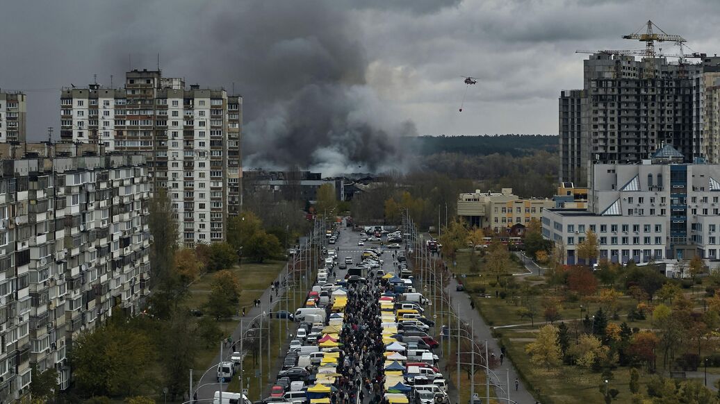 © Getty Images / Libkos<br>Дым на месте пожара в Киеве, Украина. Архивное фото