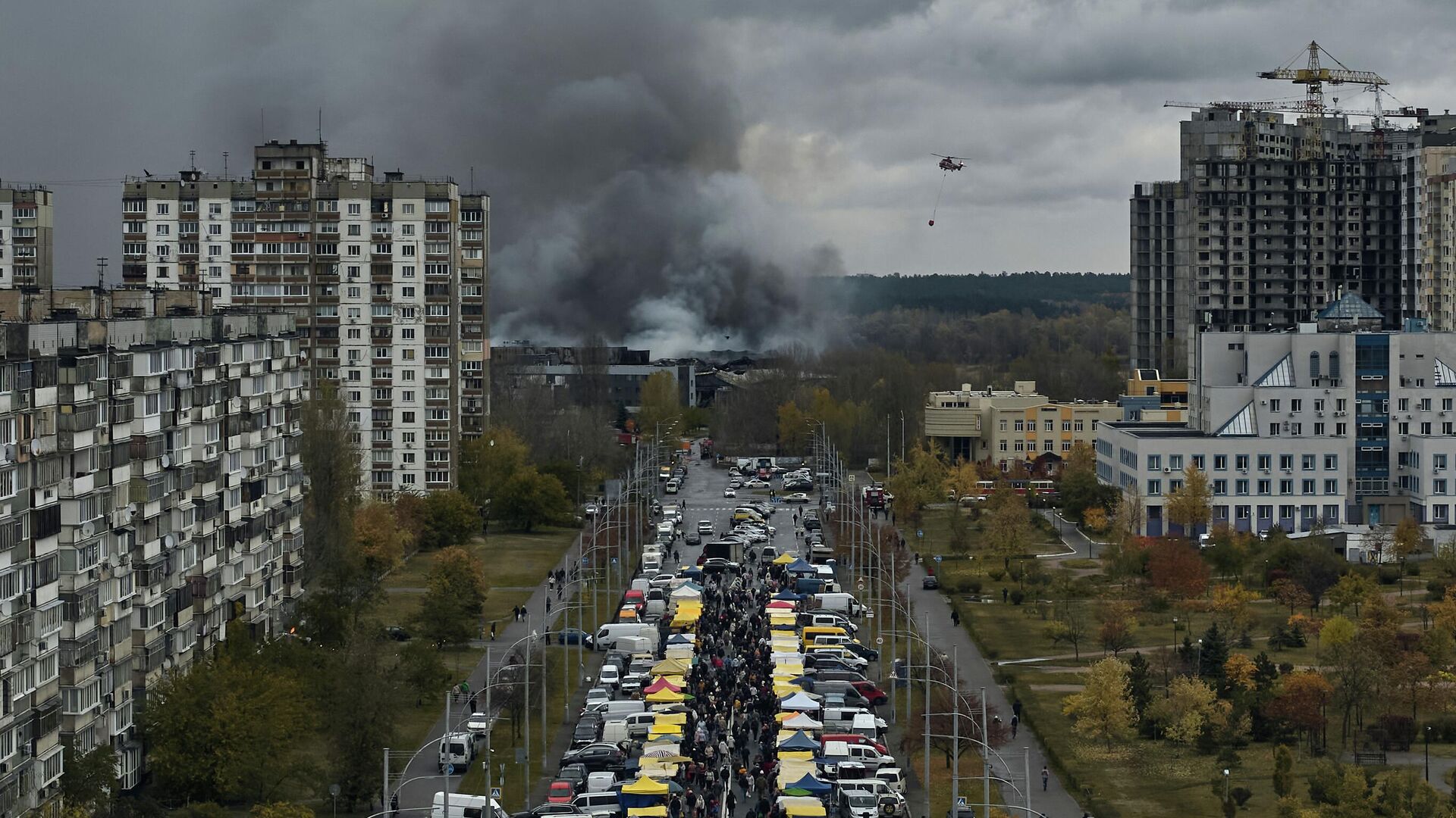 Дым на месте пожара в Киеве - РИА Новости, 1920, 25.10.2025