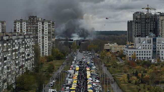 Дым на месте пожара в Киеве