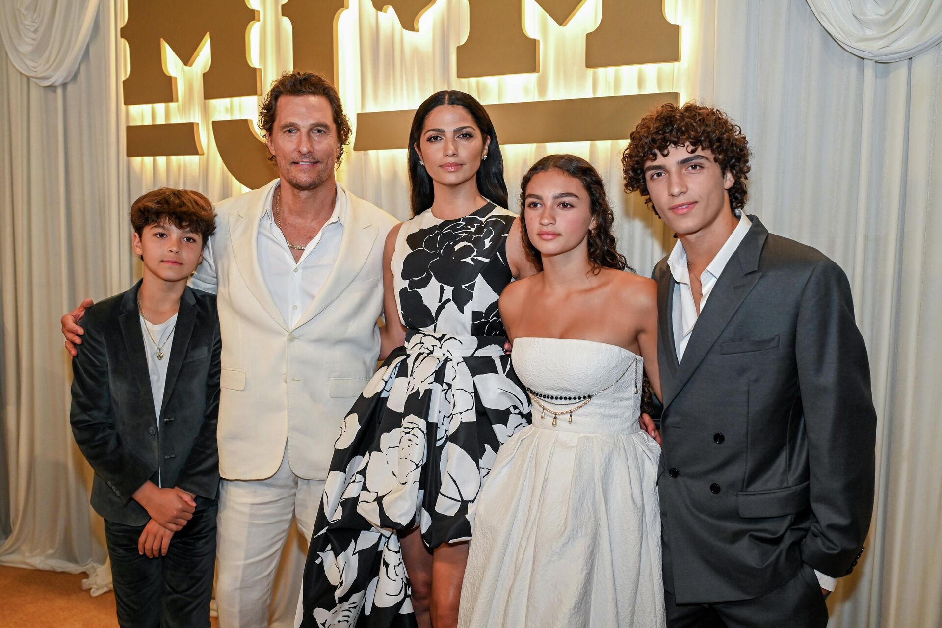 Американский актер и продюсер Мэттью Макконахи с женой и детьми Американский актер и продюсер Мэттью Макконахи с женой и детьми - РИА Новости, 1920, 25.10.2025